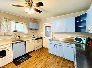 Private kitchen - Vintage Grandma home near Sesame Place (Levittown)