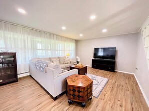 Living area - Vintage Grandma home near Sesame Place (Levittown)