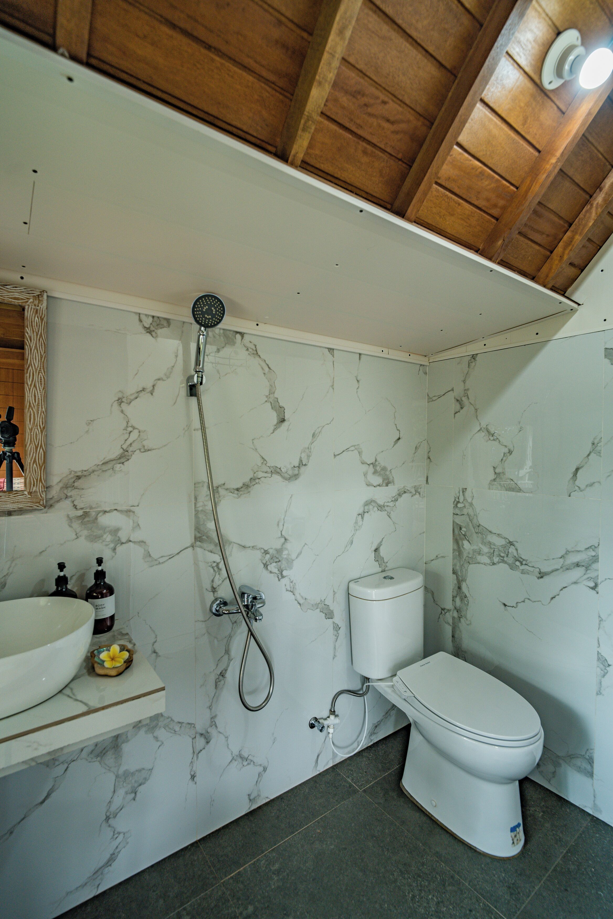 Quarto casal superior, vista para o jardim | Banheiro