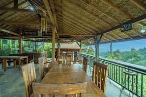 Outdoor dining - Jatiluwih Guava Eco Living (Penebel)