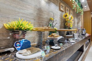 Free daily local cuisine breakfast  - King Maker Grand Hotel (Zhangjiajie)