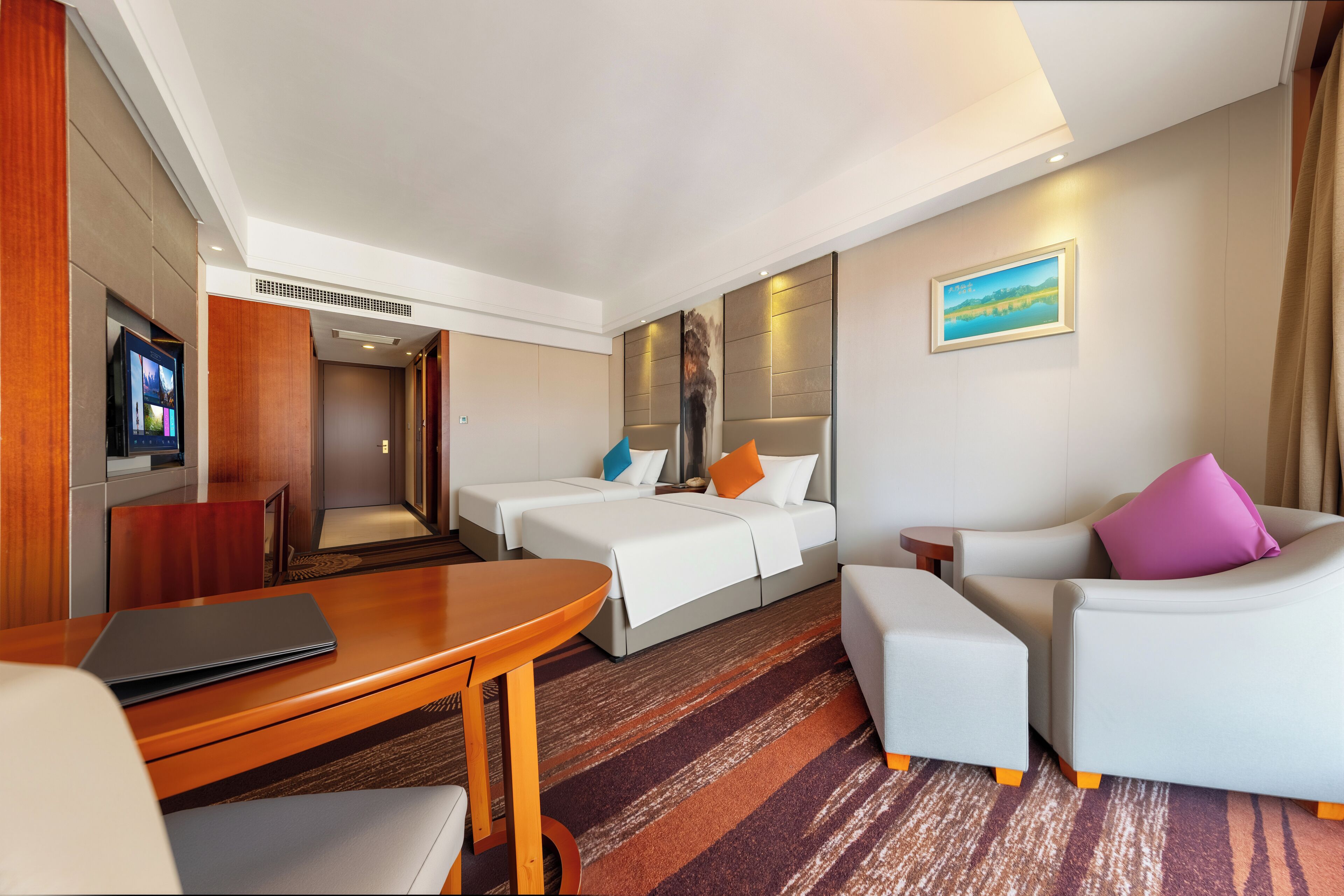 Habitación superior con 2 camas individuales, balcón, vistas a la ciudad | Zona de estar | Televisión de pantalla plana de 40 pulgadas con canales por cable