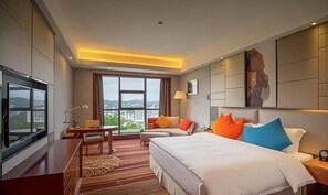 Quarto casal superior, sacada, vista para a cidade | Roupas de cama premium, cofres nos quartos, cortinas blackout