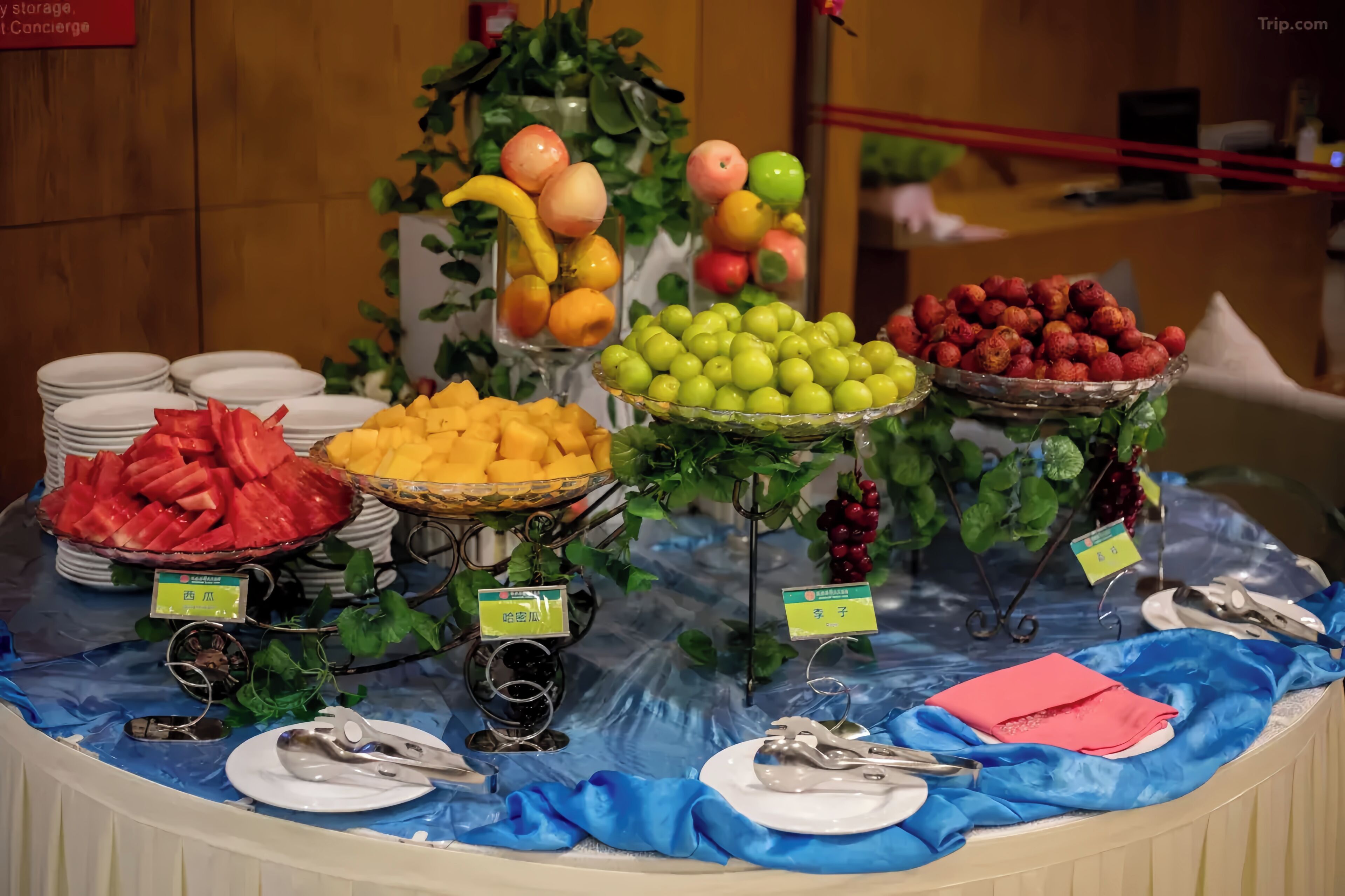 Una mesa de buffet con diversas frutas y un letrero que indica un precio de 5.