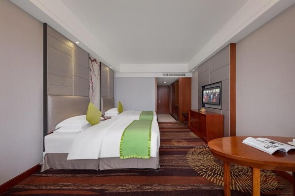 Habitación superior con 2 camas individuales, balcón, vistas a la ciudad | Ropa de cama de alta calidad, caja fuerte, cortinas opacas