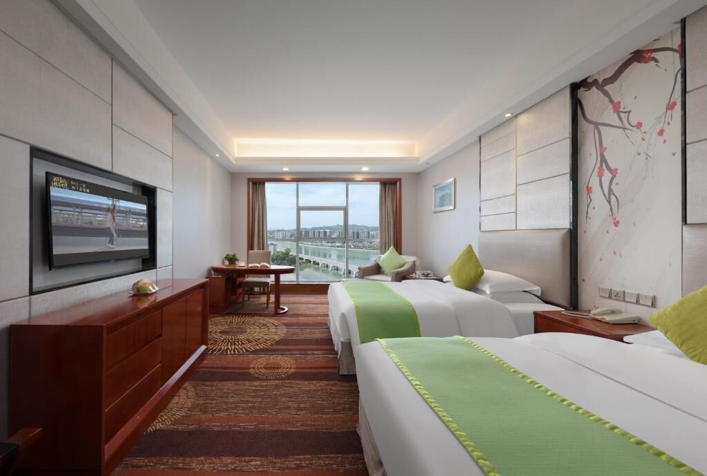 Habitación superior con 2 camas individuales, balcón, vistas a la ciudad