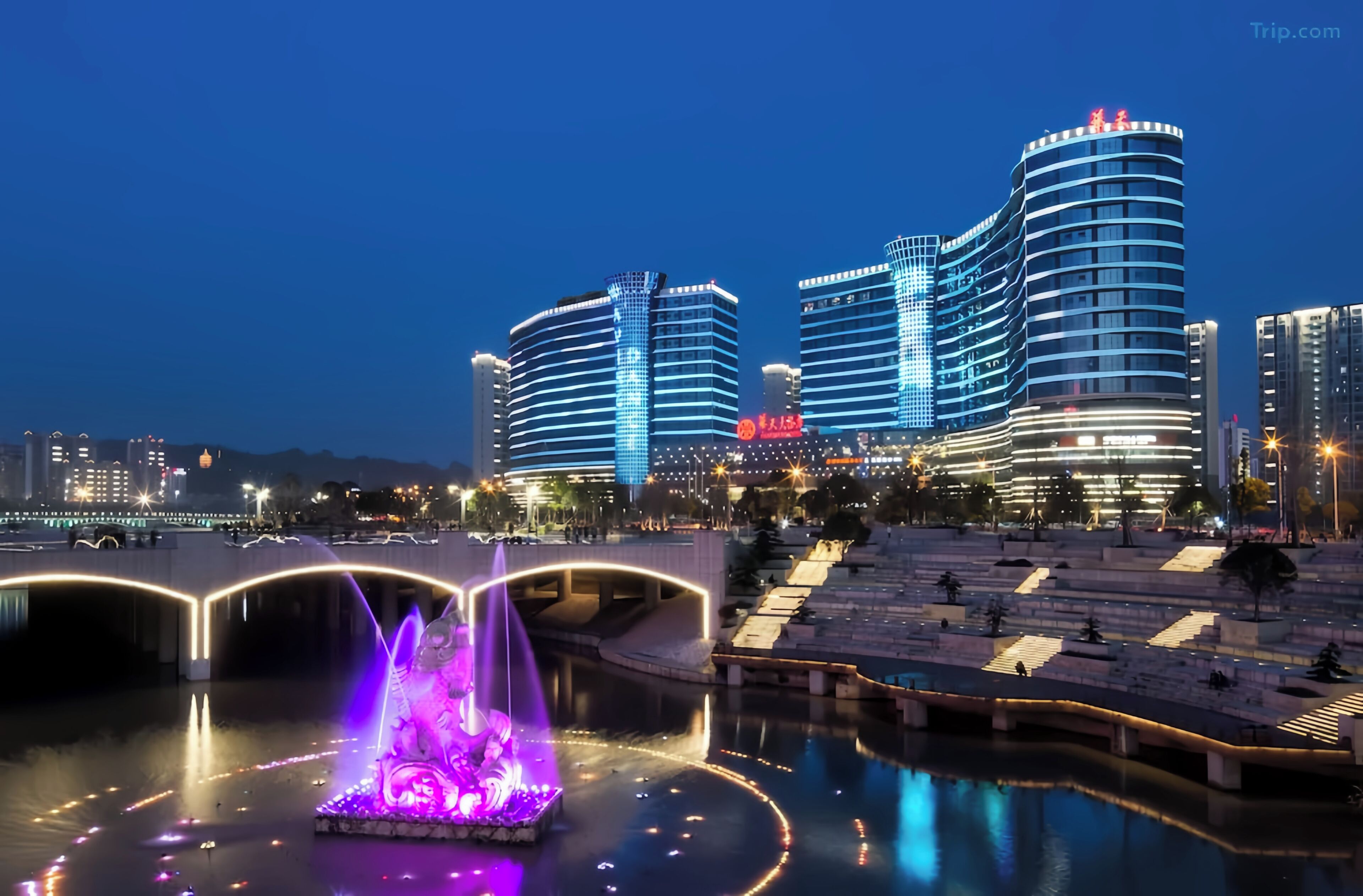 Vista frontal de la propiedad por la tarde o noche