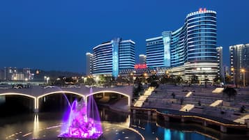 Vista frontal de la propiedad por la tarde o noche