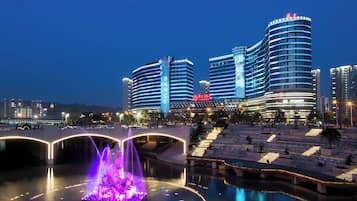 Depan hartanah - siang/malam