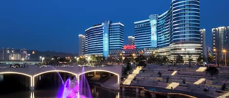 Façade de lâhĂ©bergement â soirĂ©e/nuit