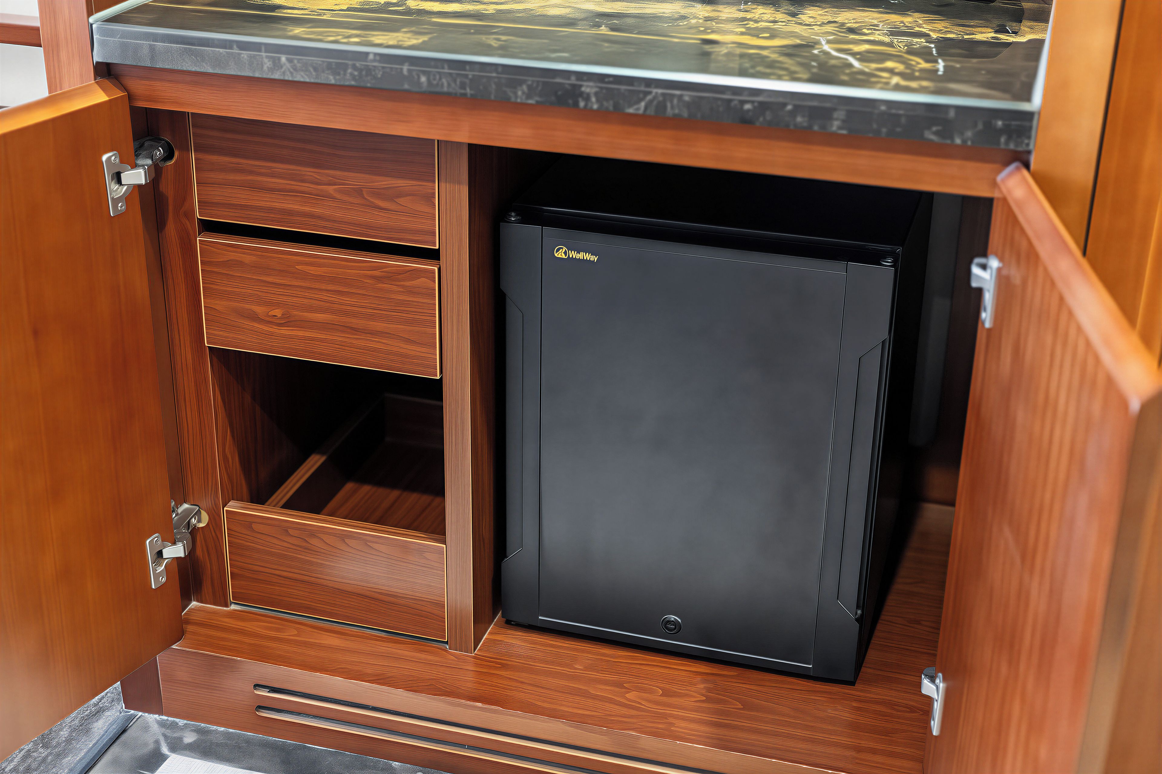 Un mueble de madera con un electrodoméstico negro, posiblemente un mini refrigerador, y un cajón.
