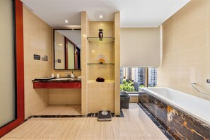 Suite Supérieure, balcon, vue ville | Bain à remous privé