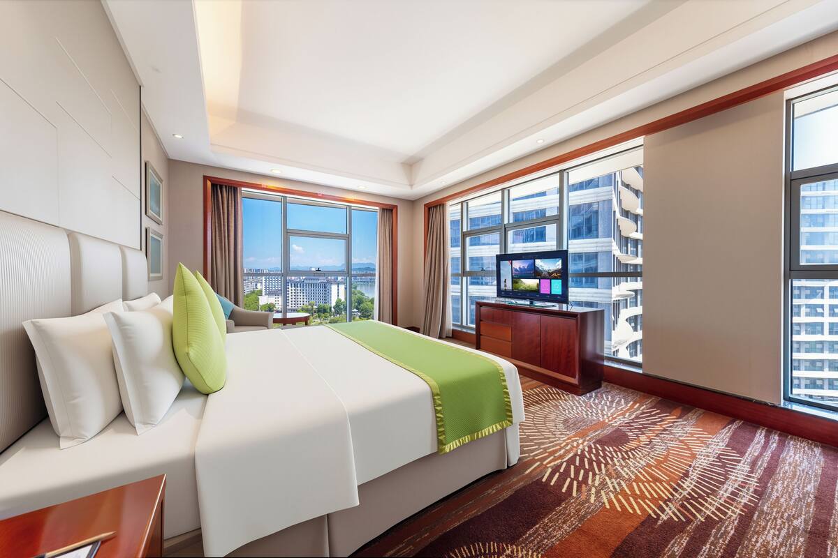 Suite superior, balcón, vistas a la ciudad | Ropa de cama de alta calidad, caja fuerte, cortinas opacas