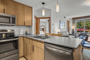 Fridge, microwave, oven, stovetop - Rockies resort condo fits 4 with hot tub, fitness room, parking & close to town (Canmore)