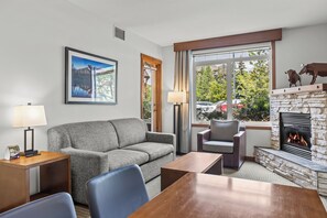 Smart TV - Rockies resort condo fits 4 with hot tub, fitness room, parking & close to town (Canmore)