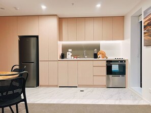 Fridge, microwave, oven, stovetop - Te Kaha View | Cozy New CBD 1BR (Christchurch)