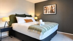 1 dormitorio, tabla de planchar con plancha, wifi y ropa de cama