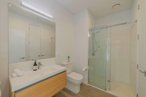 Shower, towels, shampoo - Modern Central City Sanctuary on Welles Street (Christchurch)