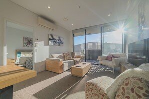 TV - Modern Central City Sanctuary on Welles Street (Christchurch)