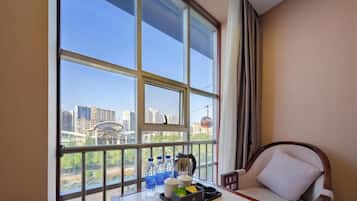 Deluxe Triple Room, Balcony, City View | Interior