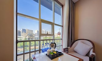 Quarto triplo luxo, sacada, vista para a cidade | Vista do quarto