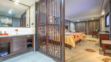 Family Room, City View | Premium bedding, memory foam beds, soundproofing, WiFi (free)