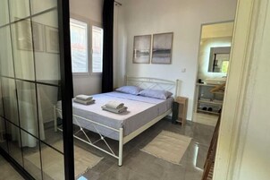 Cribs/infant beds