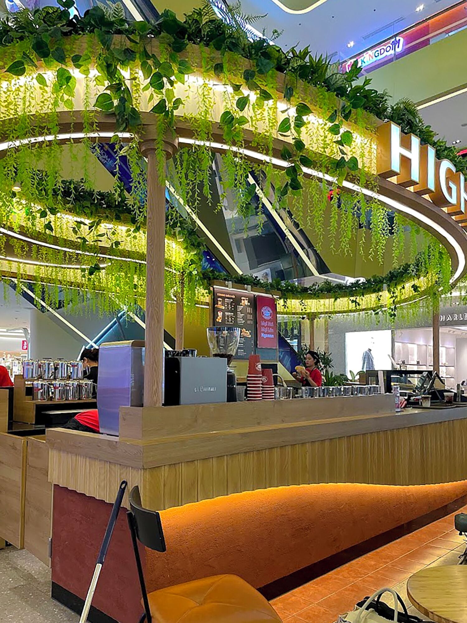 Bar (trong khuôn viên)