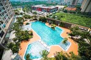 Hồ bơi ngoài trời phục vụ theo mùa 