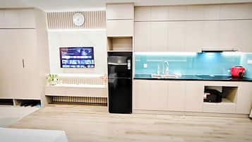 Standard Studio | Private kitchen | Fridge, microwave, stovetop, cookware/dishes/utensils