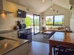 Interior - The Black Beech House - Starfall -Luxury Cedar Tub (Lake Tekapo)