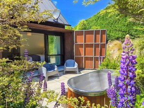Outdoor spa tub - The Black House Horizon Retreat -Private Outdoor Tub (Lake Tekapo)