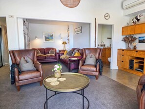 Living area - The Black House Horizon Retreat -Private Outdoor Tub (Lake Tekapo)