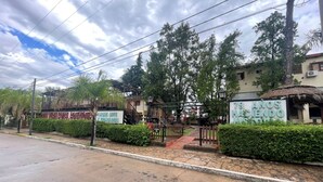 A street view with a building labeled '79 ANOS HACIENDO.'