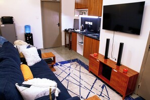 Living area - Fab 1-br in Roysambu. 15min from CBD, 30min from JKIA. Self check-in, lift, (Nairobi)