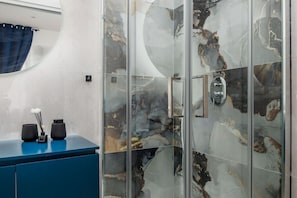 Dusch, hårtork, handdukar och tvål