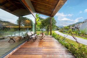 Outdoor dining - ZhangJiaJie Peak & Creek Resort (Zhangjiajie)