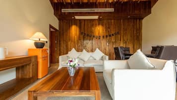 Suite, Patio, Courtyard View | Living area