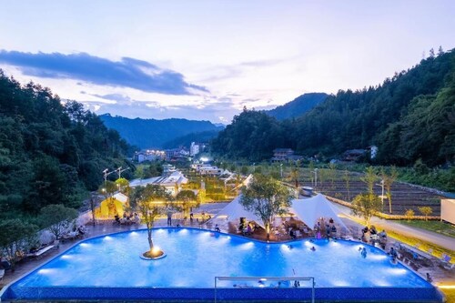 ZhangJiaJie Peak & Creek Resort