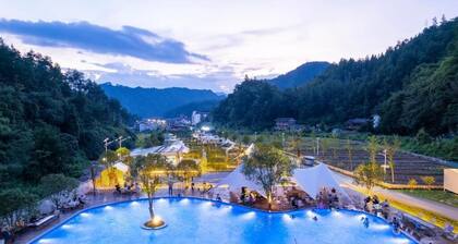 ZhangJiaJie Peak & Creek Resort