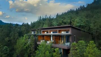 Vila Deluks, balkon, pemandangan halaman | Eksterior