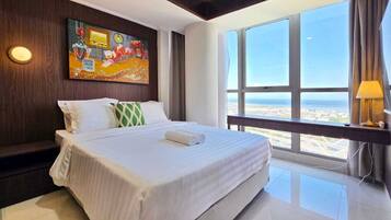 Apartamento, 3 habitaciones, vistas a la ciudad | Escritorio, tabla de planchar con plancha, wifi gratis