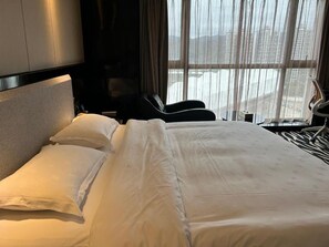 Premium bedding, memory-foam beds, soundproofing, free WiFi - Zhangjiajie Merlot Crystal Hotel (Zhangjiajie)