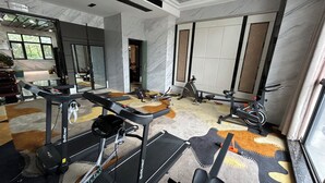 A home gym with treadmills, stationary bikes, and exercise equipment. - Zhangjiajie Merlot Crystal Hotel (Zhangjiajie)