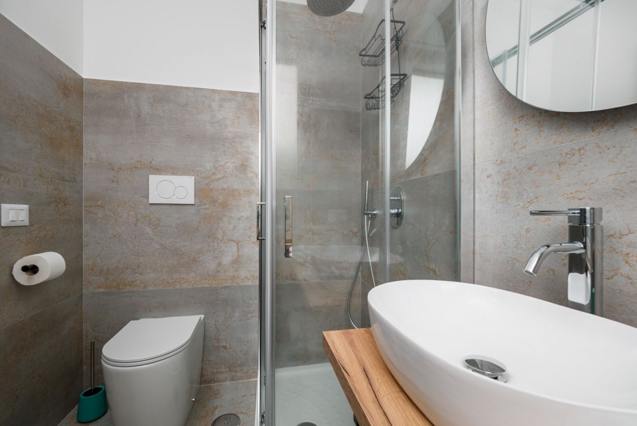 Een douche, een haardroger, handdoeken, zeep