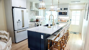 Fridge, microwave, oven, stovetop - Rare BOCA GRANDE 3BR/3BA WATERFRONT - Gulf Sunsets & Harbor Sunrises - Boat Slip (Boca Grande)