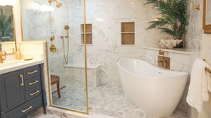 Shower, hair dryer, towels, soap - Rare BOCA GRANDE 3BR/3BA WATERFRONT - Gulf Sunsets & Harbor Sunrises - Boat Slip (Boca Grande)