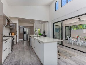 Fridge, microwave, oven, stovetop - Longboard Coastal Retreat (Tweed)