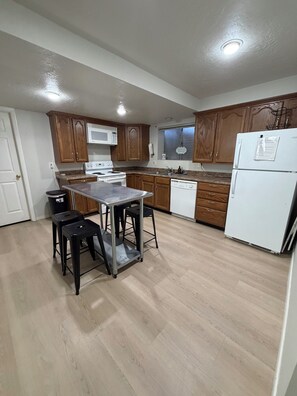 Microwave, stovetop, dishwasher - The Garden Billiard Club (Orem)