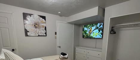 3 habitaciones, tabla de planchar con plancha, wifi y ropa de cama